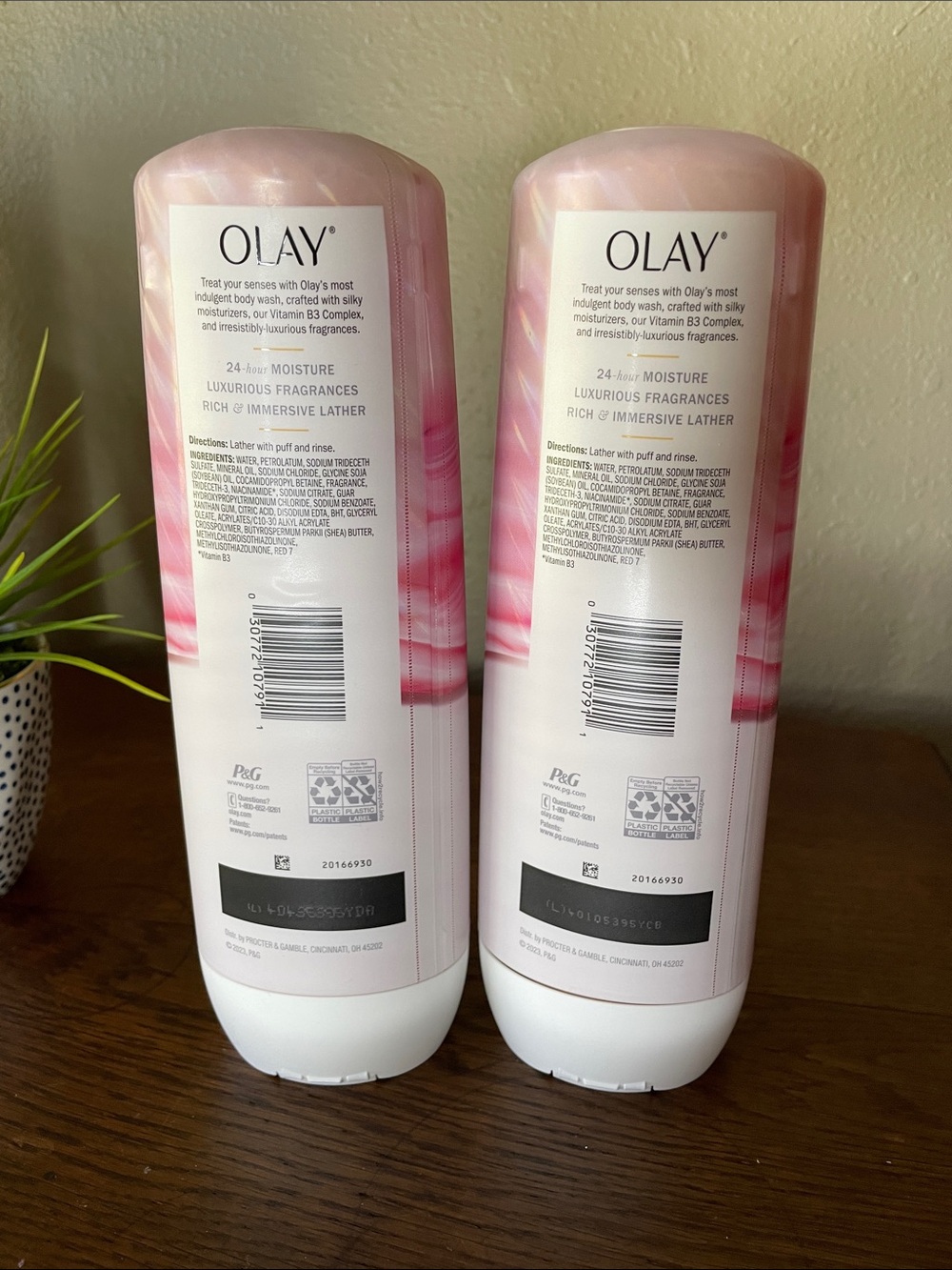 OLAY Indulgent Moisture Body Wash - Rose and Cherry Crème Scent - Picture 3 of 6